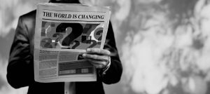 In quest'immagine viene mostrato un uomo con un giornale, nel quale l'unica notizia riportata è che "il mondo sta cambiando"