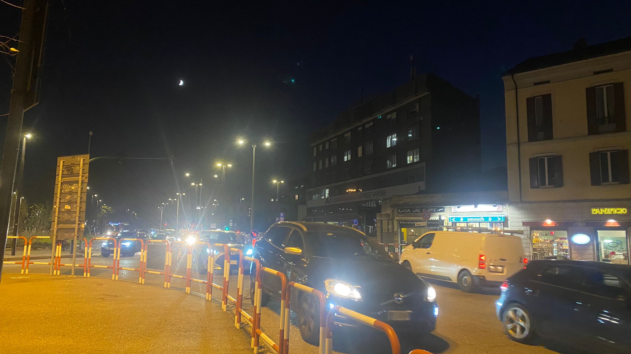 foto di una strada trafficata durante la notte