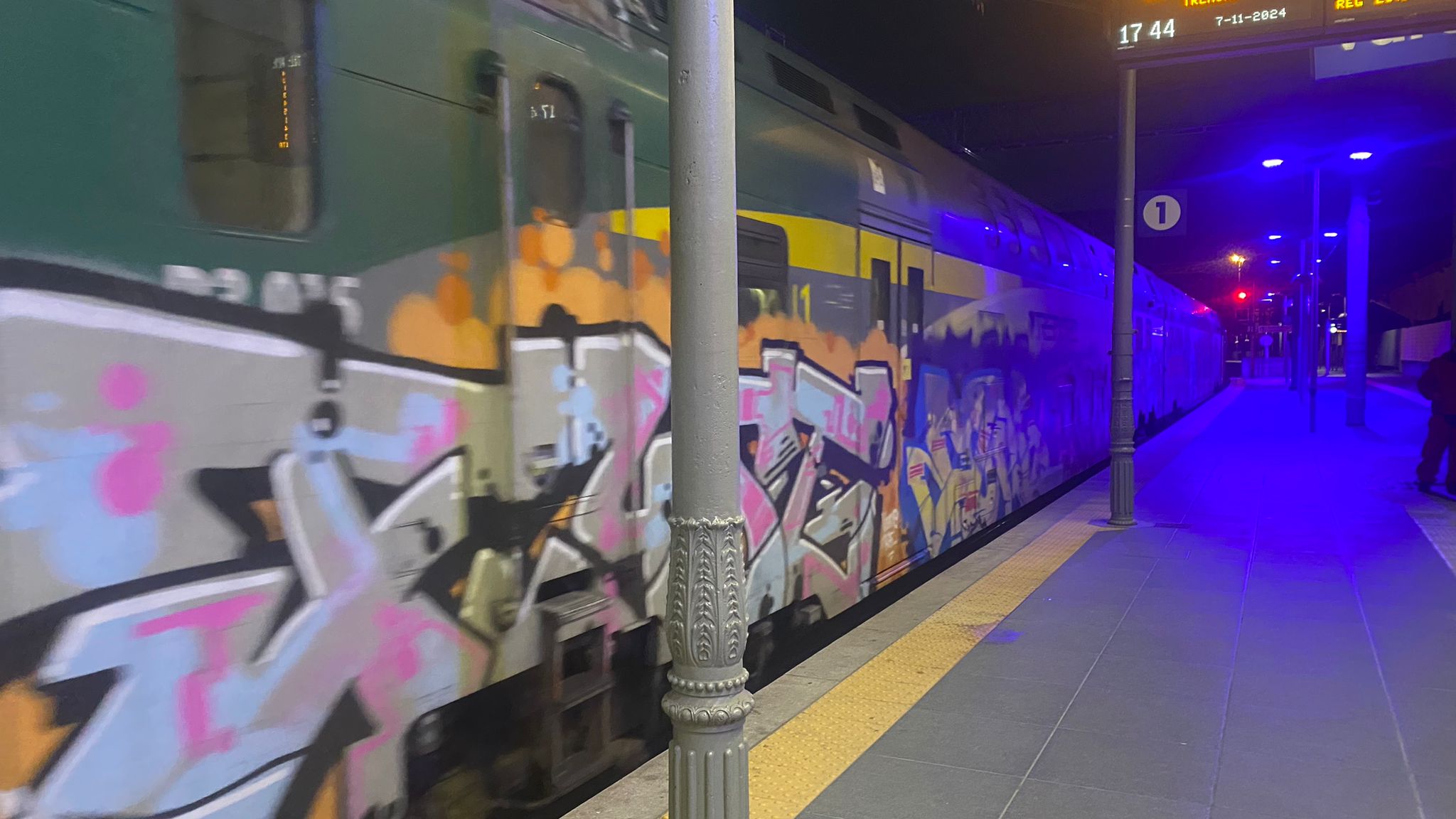 Durante la notte viene immortalato un treno vandalizzato che sta partendo per fare il prossimo viaggio.