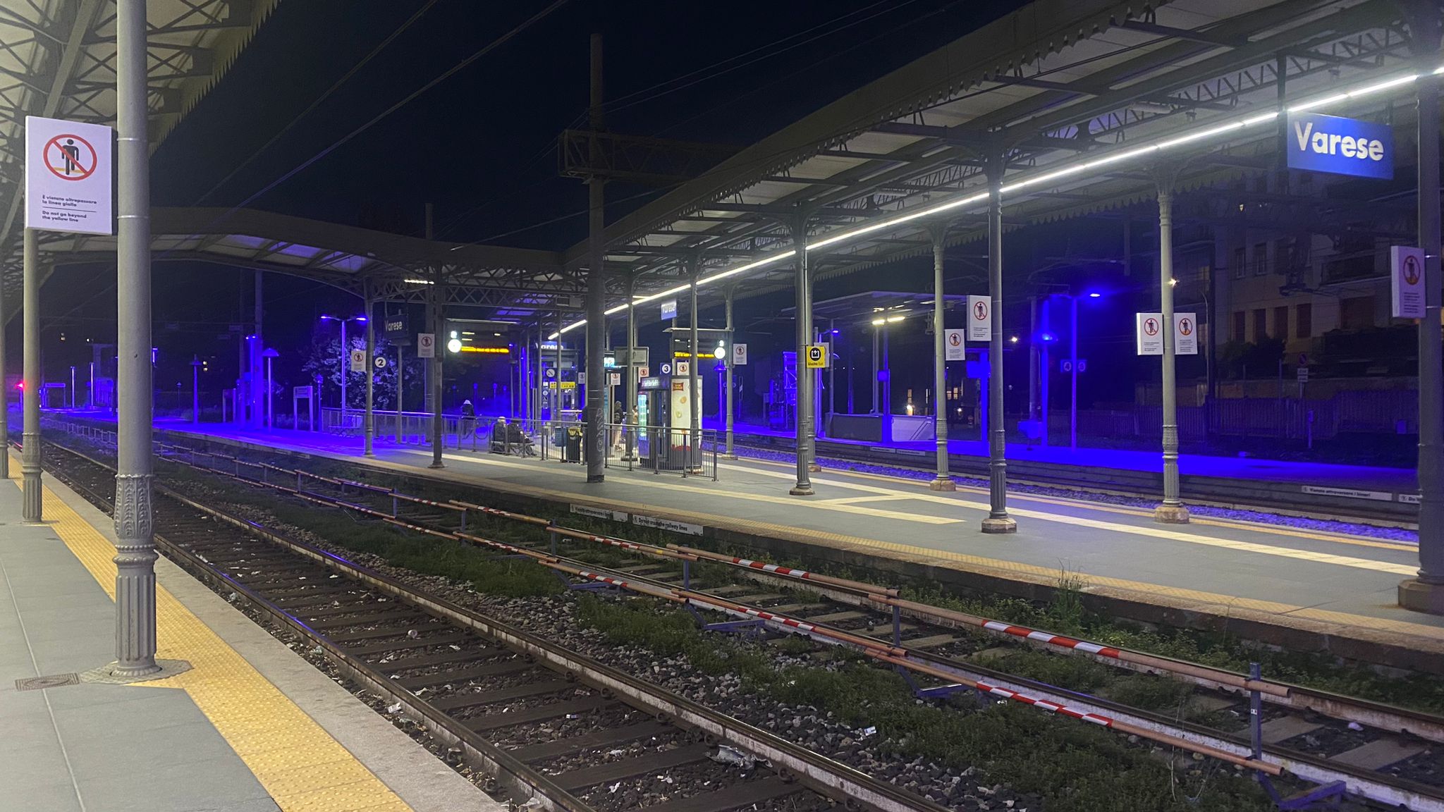 Di notte le stazione è completamente deserta e grazie a dei led viola è anche avvolta da un velo di mistero.