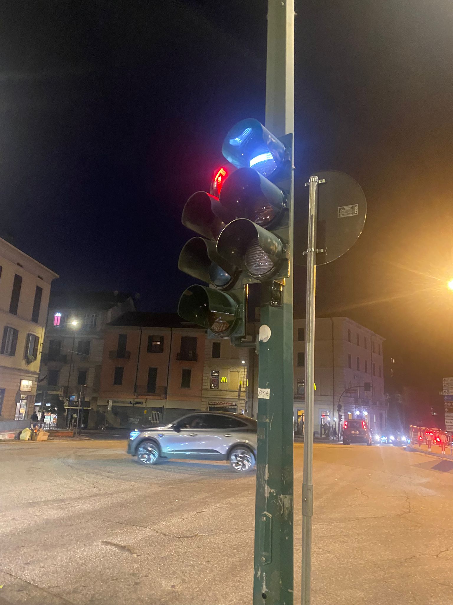 Un semaforo per i pullman e per le macchine indica che devono essere fermi.