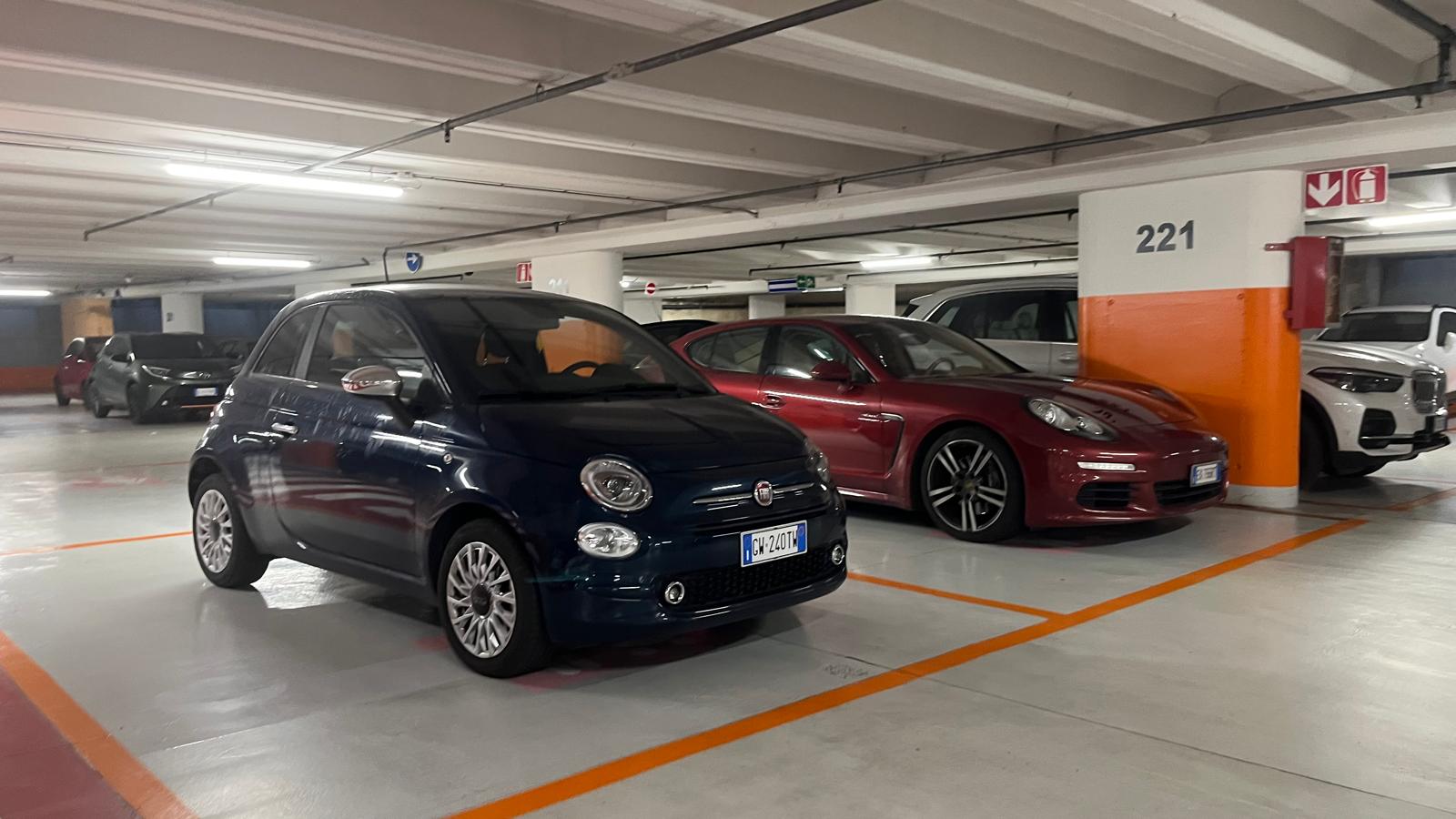 Una fiat e una porche si trovano ad aspettare nello stesso luogo i proprietari  