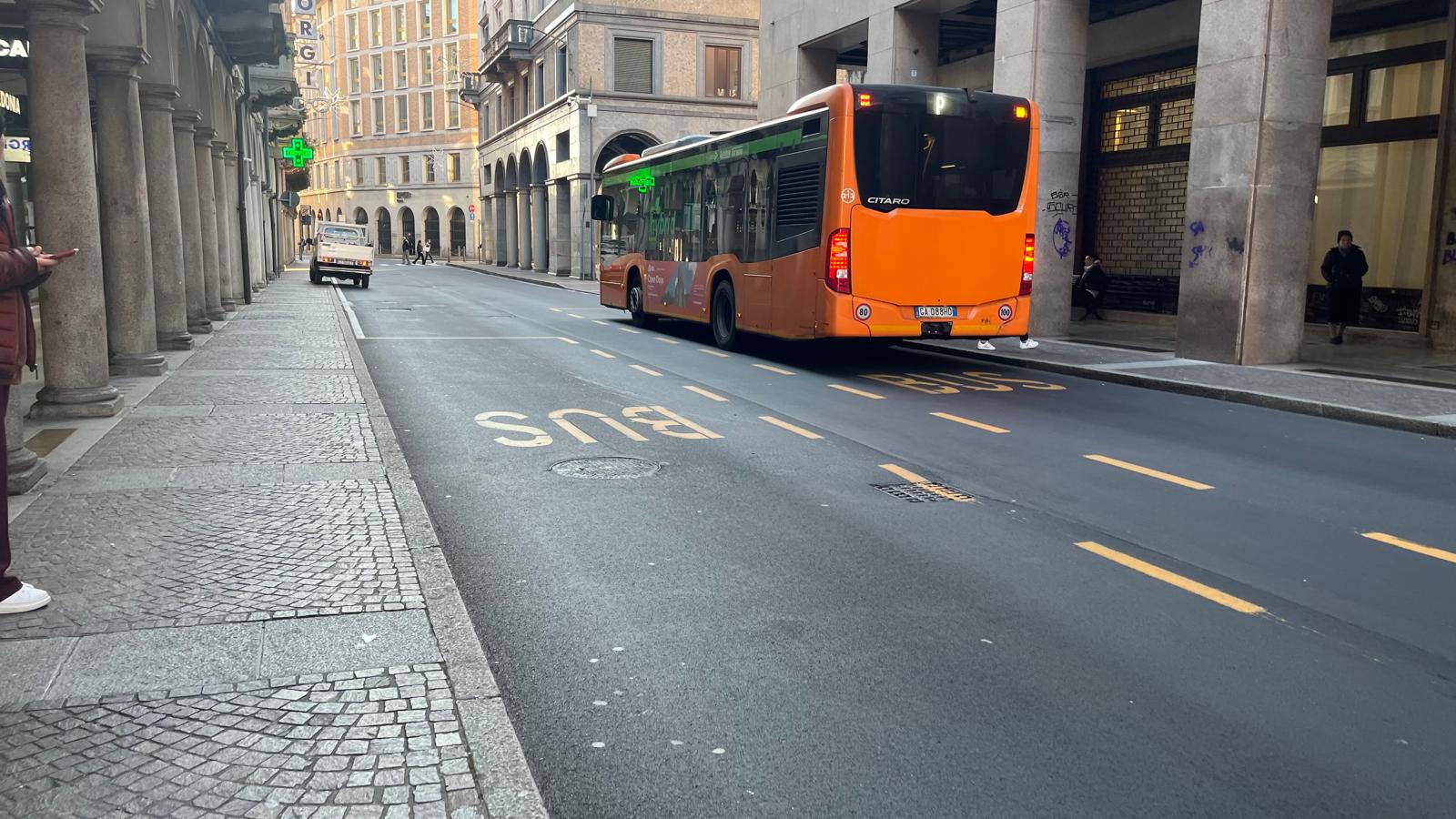 Un pullman si è appena fermato per far salire i passeggeri.