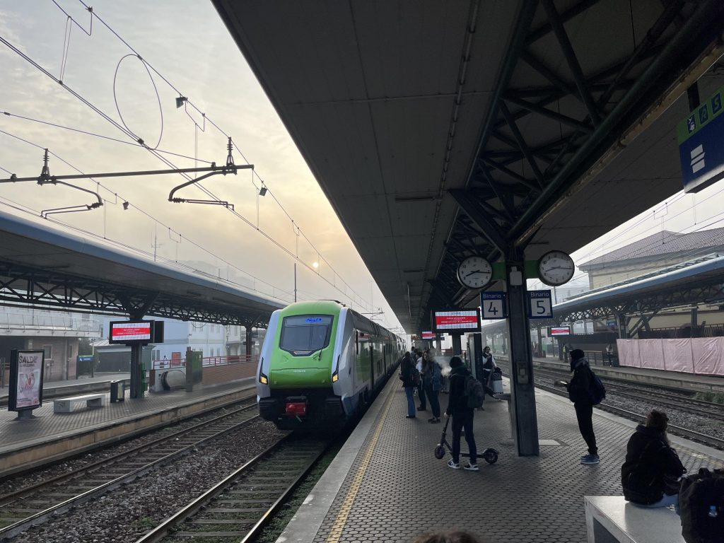 Uno degli ultimi acquisti di Trenord (treno verde) che si ferma alla banchina della stazione di Saronno.